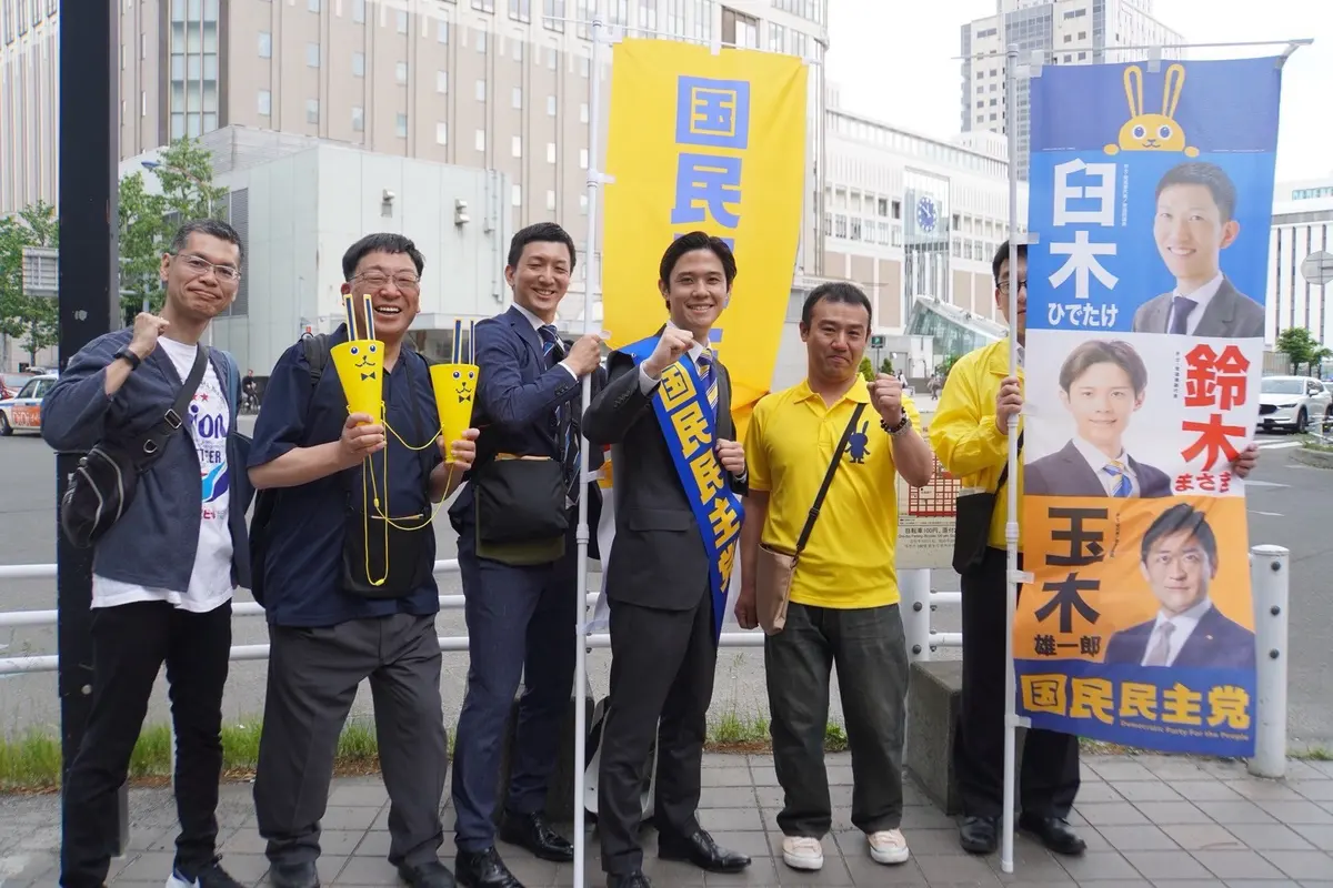 街頭活動の仲間との集合写真