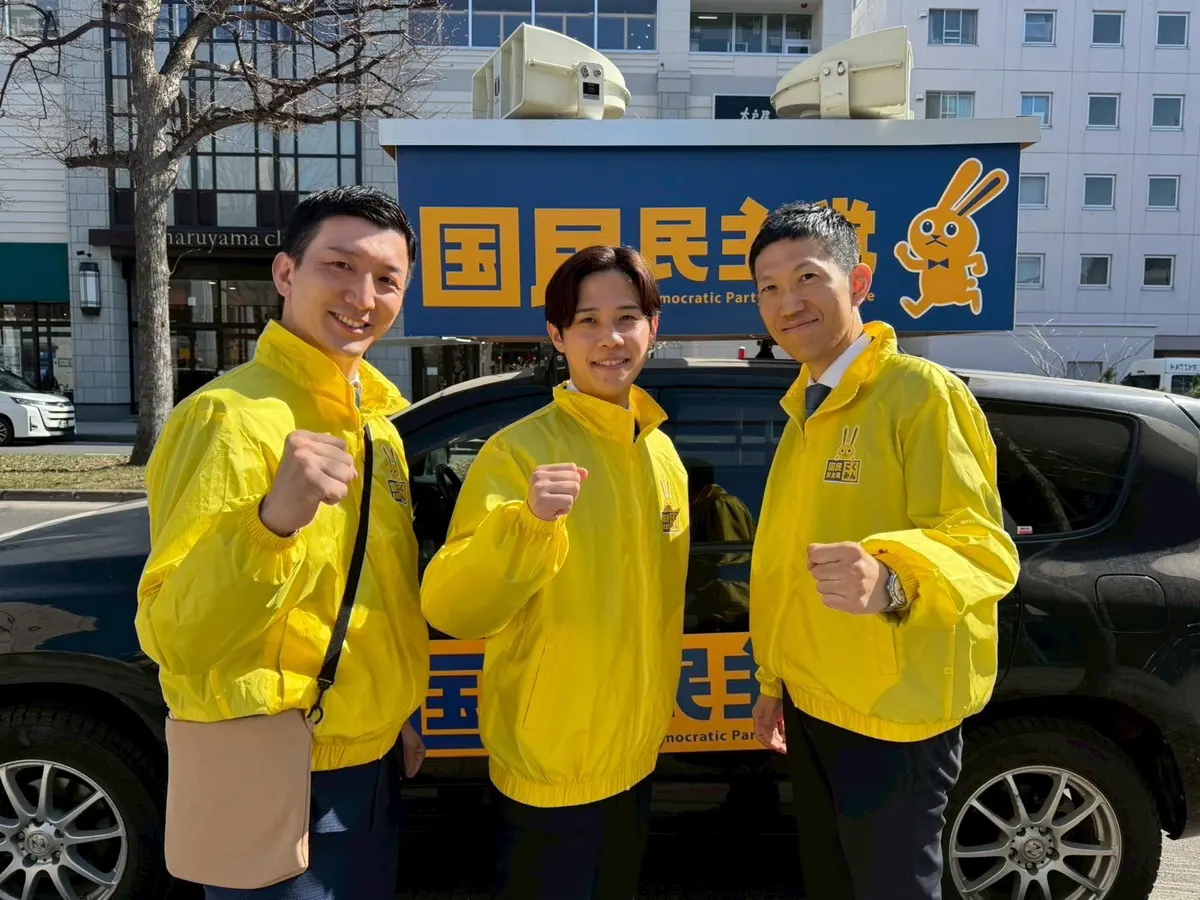 黄色のジャンパー姿の仲間と並ぶ阿部恭介