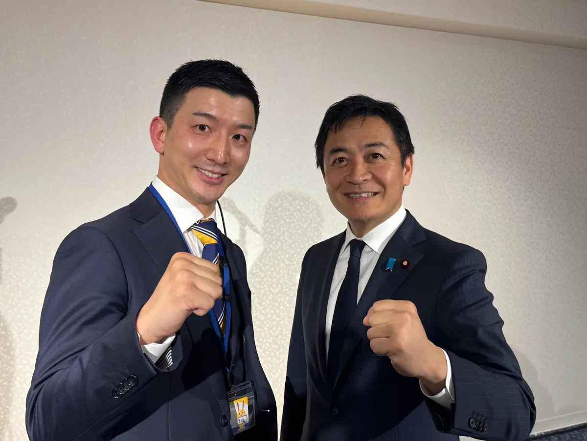 国民民主党の玉木雄一郎代表と拳を上げる阿部恭介