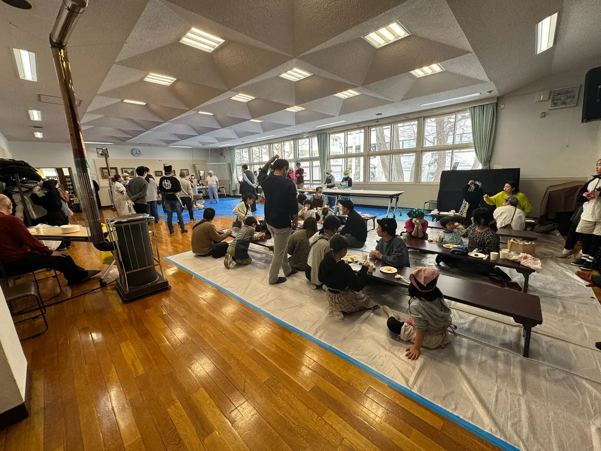 町内会館で行事の準備をする会場のようす