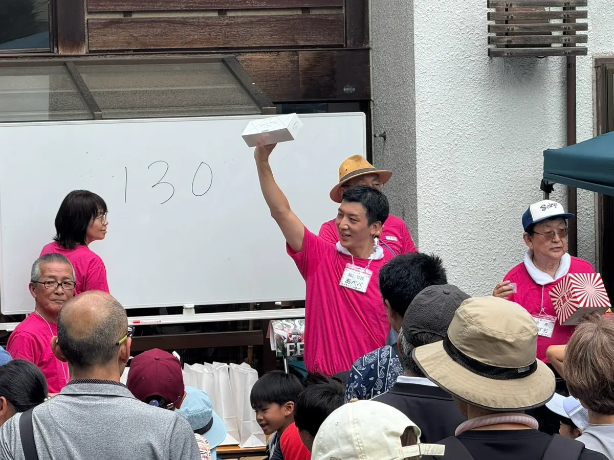 夏まつりの催しで参加者に呼びかける阿部恭介