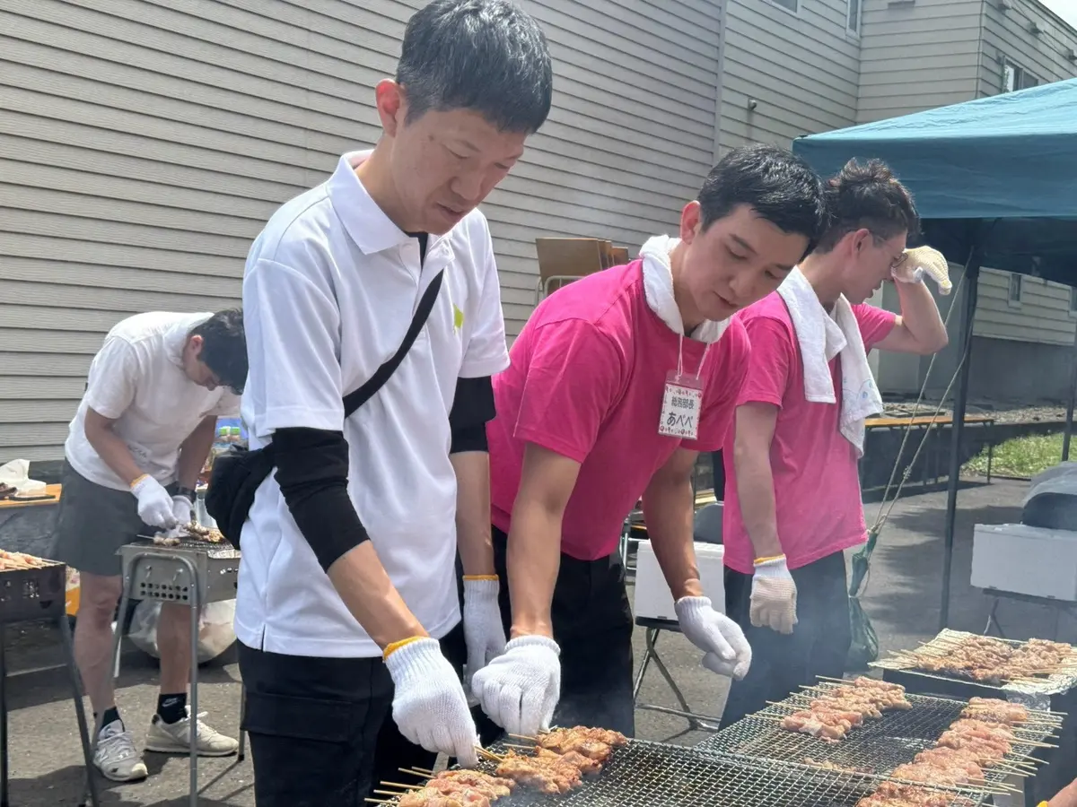町内会の夏まつりで焼き台に立ち調理する阿部恭介