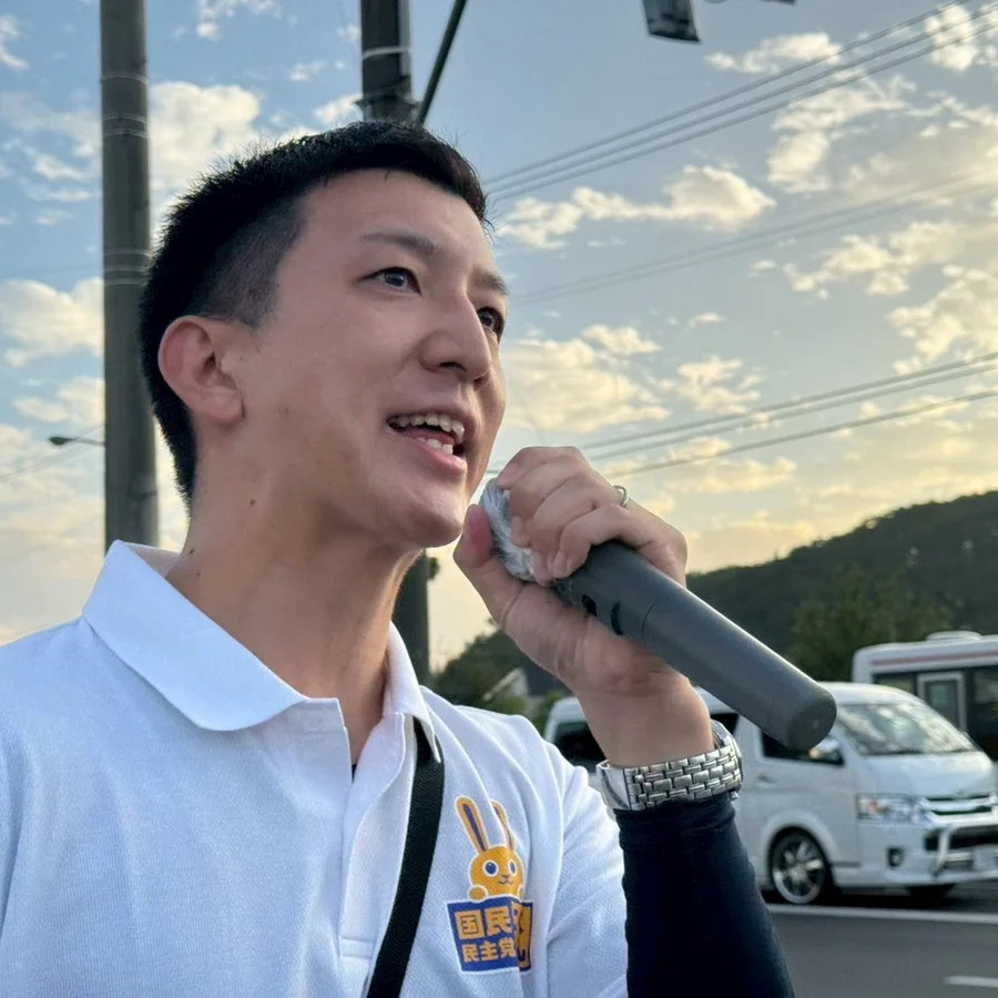 スーツ姿で微笑む阿部恭介