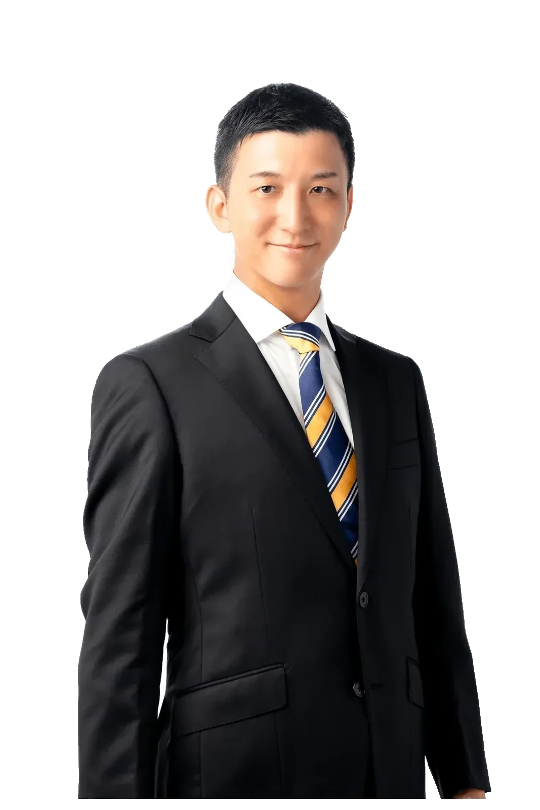 スーツ姿で微笑む阿部恭介
