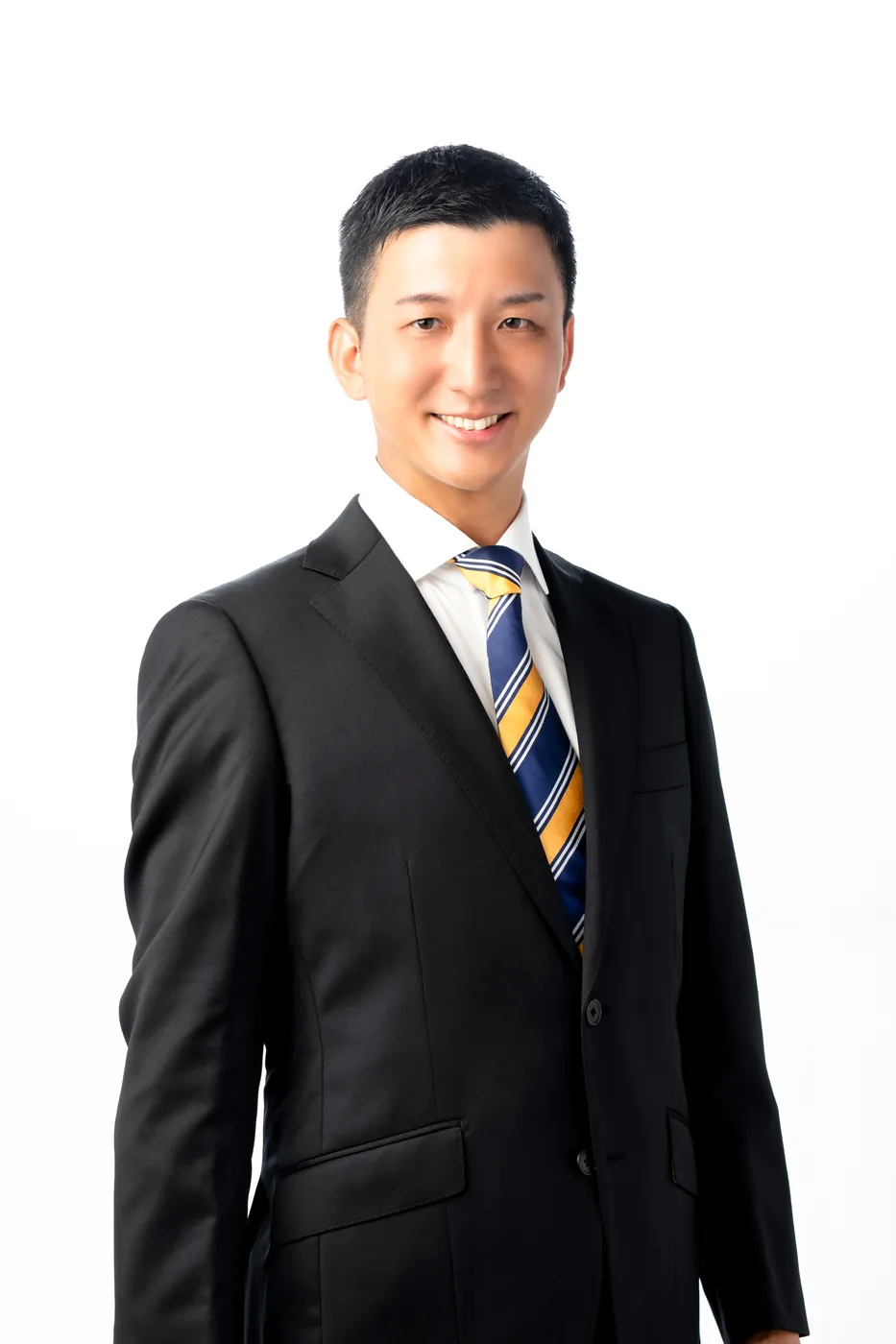 スーツ姿で穏やかに微笑む阿部恭介