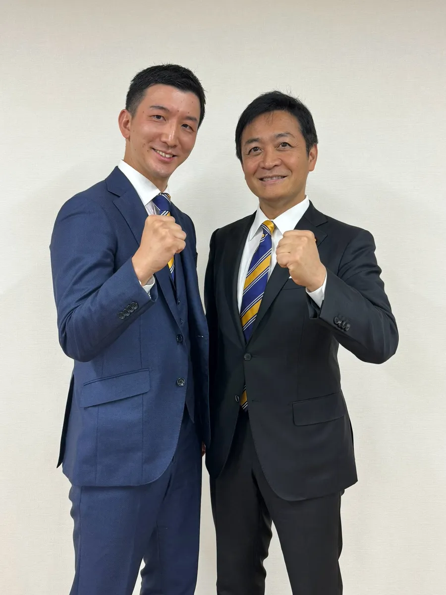 拳を掲げて並ぶ阿部恭介と玉木雄一郎